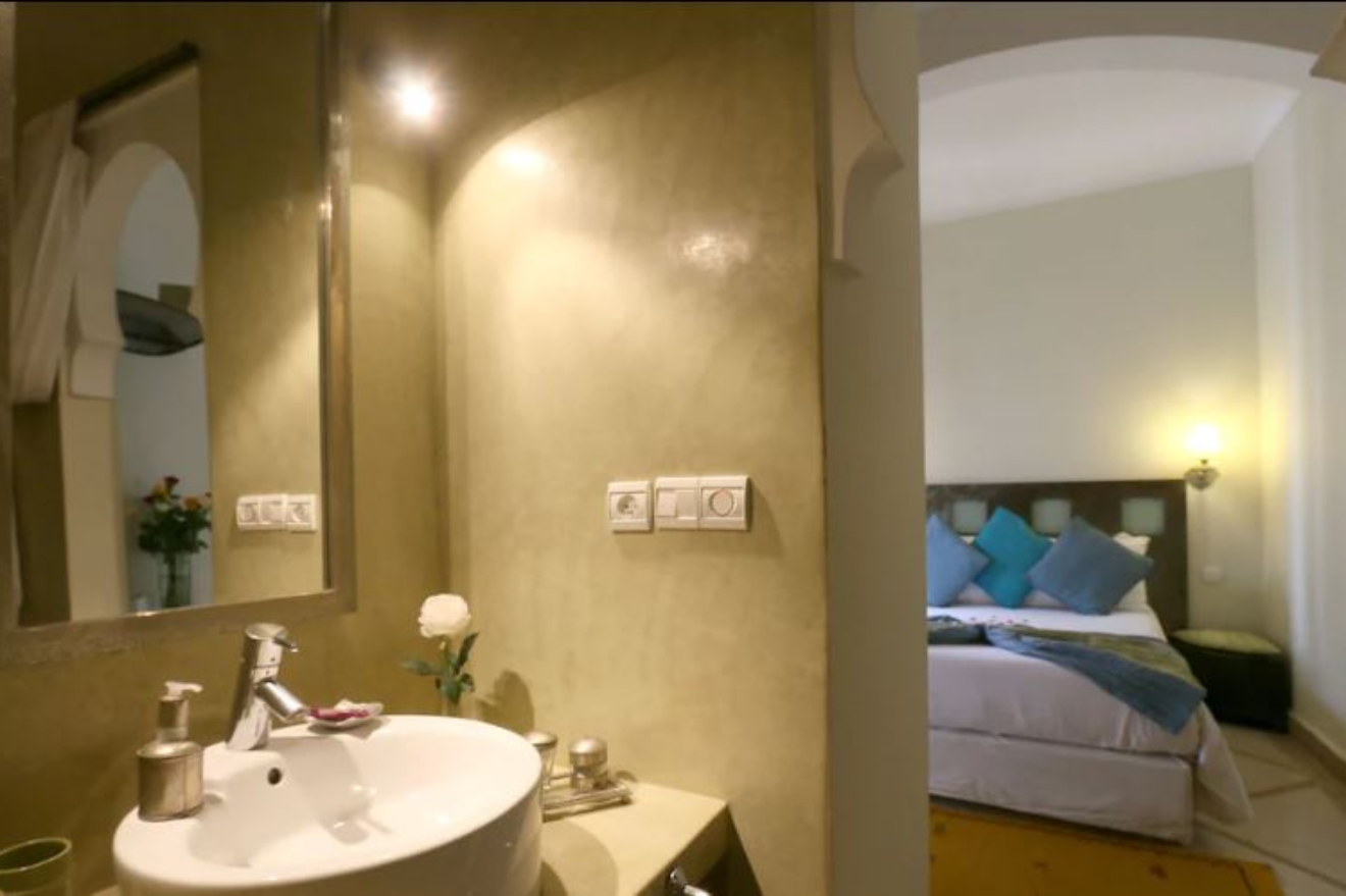 uploads/67198641278668764857-6-morocco-hotel-bedroom-bathroom.png?>